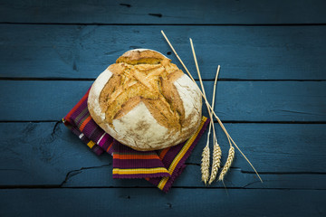 Krustenbrot auf blauem Holztisch