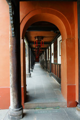 Obraz premium Corridor in buddhist temple 