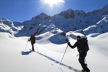 Ski de randonn&eacute;e dans les pyr&eacute;n&eacute;es sous le soleil  massif du N&eacute;ouvielle