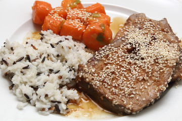 Schweinebraten mit Honig Sesam Kruste, Basmati Reis und Karotten 