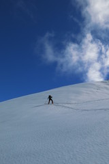 Naklejka na ściany i meble Randonneur à ski en montagne sous le soleil