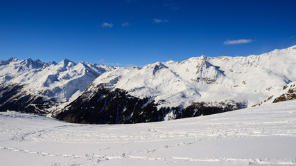 panorama invernale, salendo verso il pizzo Foisc, nelle alpi Lepontine (Svizzera)