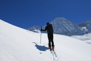 Fototapeta na wymiar Gavarnie, brèche de Roland, jeune skieur de randonnée dans les Pyrénées sous la neige