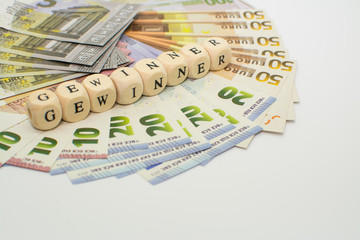 Gewinner Würfel auf Geldscheinen