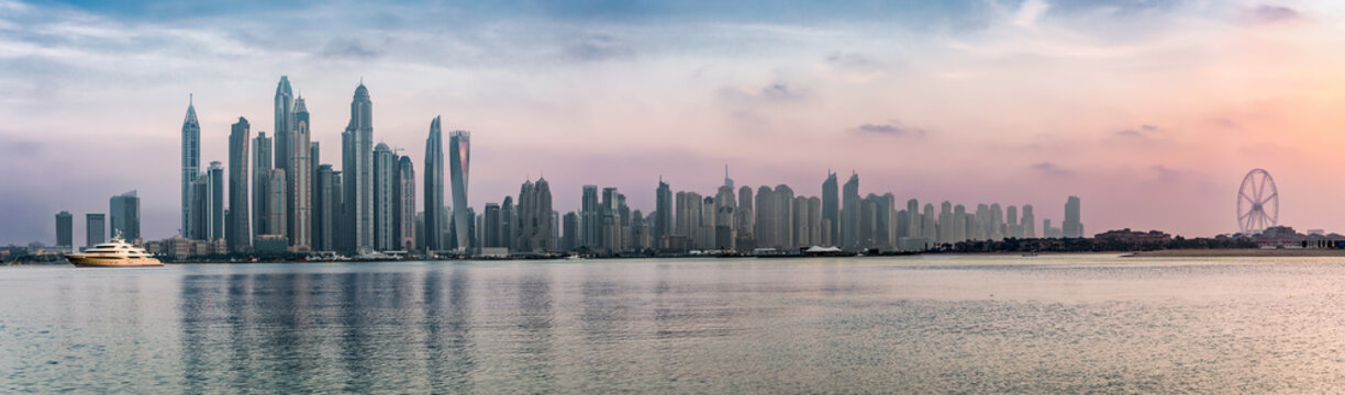 Die Skyline von Dubai Marina bei Sonnenuntergang