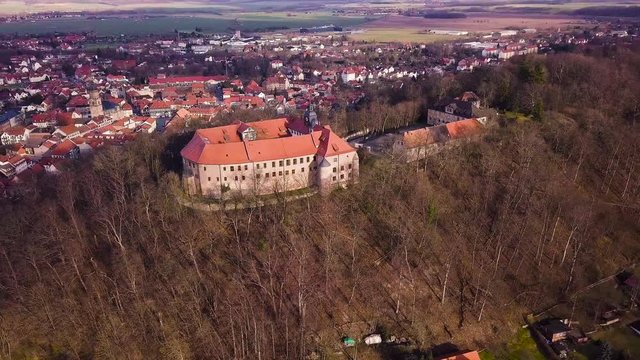 Schloss Tenneberg auf dem Burgberg in mitten von alten Buchenb&auml;umen, im Hintergrund die Stadt Waltershausen