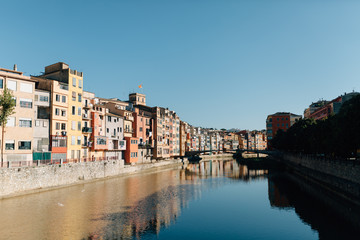 Vista desde el río de ciudad colorida en día soleado