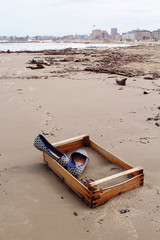 niebieskie baleriny w drewnianej skrzyni na plaży we włoszech