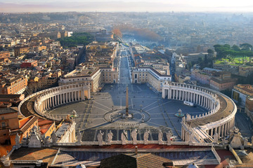 Fototapeta na wymiar panoramic view of St. Peter's Square in Rome, Italy