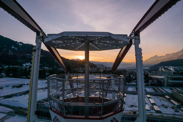 eine Fahrt im Riesenrad bei Sonnenuntergang