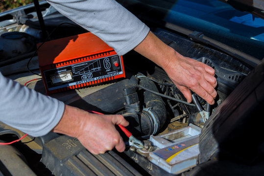 Ladeger&auml;t beim Laden einer Autobatterie