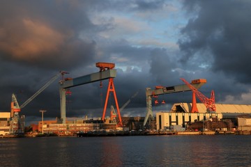 Wahrzeichen von Kiel, Kran, Kr&auml;ne, Schiffbau, Werft, Schiffswerft, Dock 