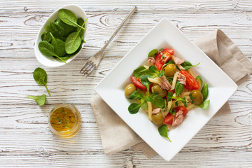Salad with pasta, lettuce, tuna and green olives