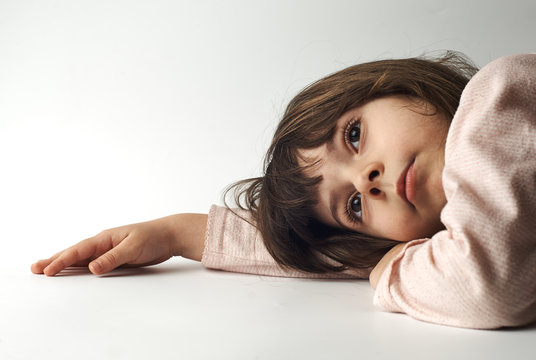 ребенок лежит