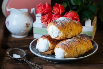 cake, roll, tube, protein, cream