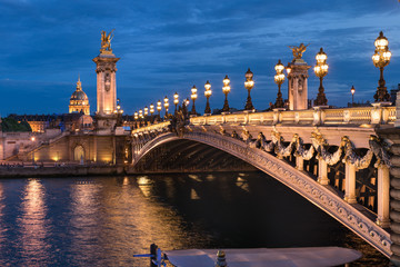 Fototapeta na wymiar Invalidendom und Pont Alexandre III in Paris, Frankreich