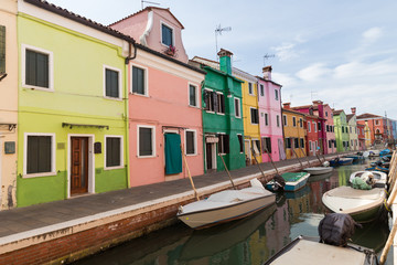 Fototapeta na wymiar Colorful houses of Burano island / small village near the Venice.