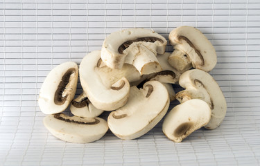 champiñones cortados y preparados para cocinar.