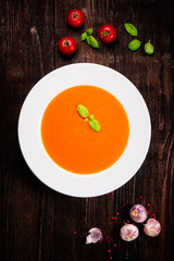 tomatencremesuppe auf rustikalen holztisch