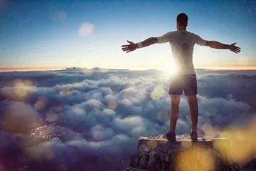 Wanddecoratie Huisarts Mann über den Wolken breitet Arme aus  © photoschmidt