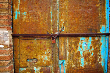 CHAINS AND RUST