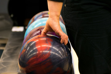 Frau häbt eine Bowlingkugel 