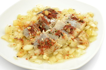 śledź z suszonymi pomidorami i cebulą w oleju © robert6666