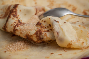 crêpe au sucre dans une assiette
