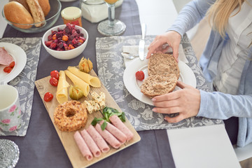 Gedeckter Frühstückstisch