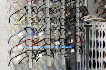 Okulary na półce w sklepie okulistycznym. - obrazy, fototapety, plakaty