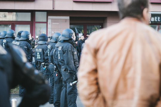 Polizeiaufmarsch bei Demonstration n Köln