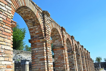 Obraz premium ROMAN RUINS at Grotte di Catullo or Caves of Catullus Brick Villa Grotto on Sirmione Peninsula, Lake Garda, Northern Italy