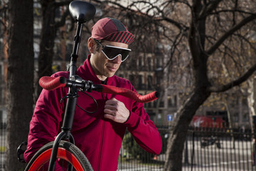 Fototapeta na wymiar cyclist posing with his bike in the park 03