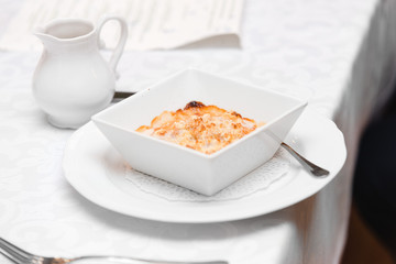 vegan gluten-free apples with almonds under a crumb of the oven, vanilla sauce with coconut milk