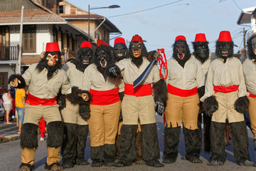 Fototapeta na wymiar Peur des gorilles, gueules ouvertes, au carnaval de Cayenne en Guyane française