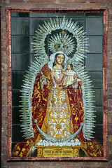 Marienbild aus Wandfliesen in der Altstadt des Stadtteils Triana