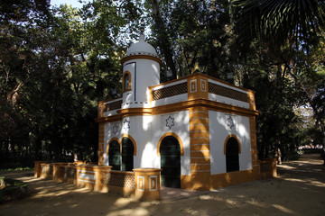 Fototapeta na wymiar kleiner Pavillon in maurischem Baustil im Maria Luisa Park