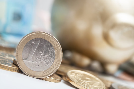 tirrelire et euros en billets et pièces de monnaie