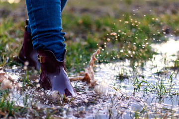 rote Gummistiefel mit Wassertropfen