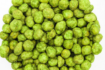 Wasabi Erbsen in einer Glasschale