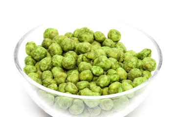 Wasabi Erbsen in einer Glasschale