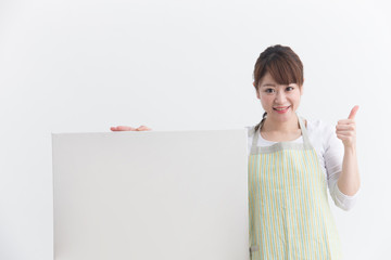 エプロン姿の女性・白バック