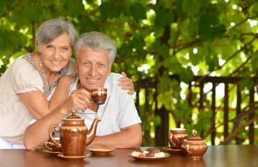 Fototapeta na wymiar Couple drinking tea