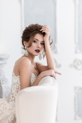 Naklejka premium Beautiful bride sitting on the couch.