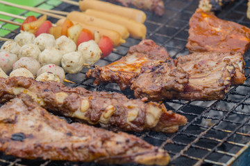 close up grilled pork ribs on the grill.