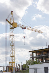 Fototapeta na wymiar column crane near unfinished construction