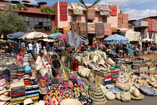 Korb- und Teppichmarkt in der Medina von Marrakesch