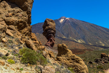 Fototapeta na wymiar The Roque Cinchado, a unique rock formation and an emblematic of the island of Tenerife located near Teide Volcano (Canary Islands, Spain)