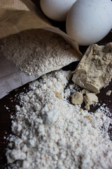 Dinkelmehl, frische Hefe, Eier