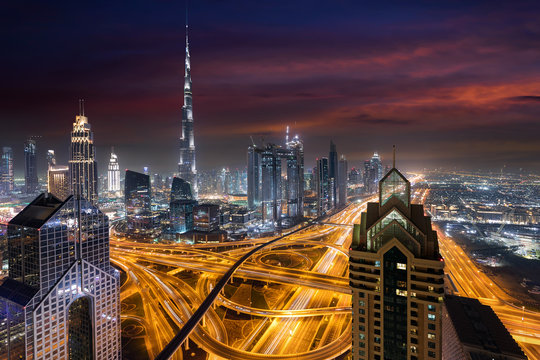 Blick auf die Lichter von Downtown Dubai nach Sonnenuntergang